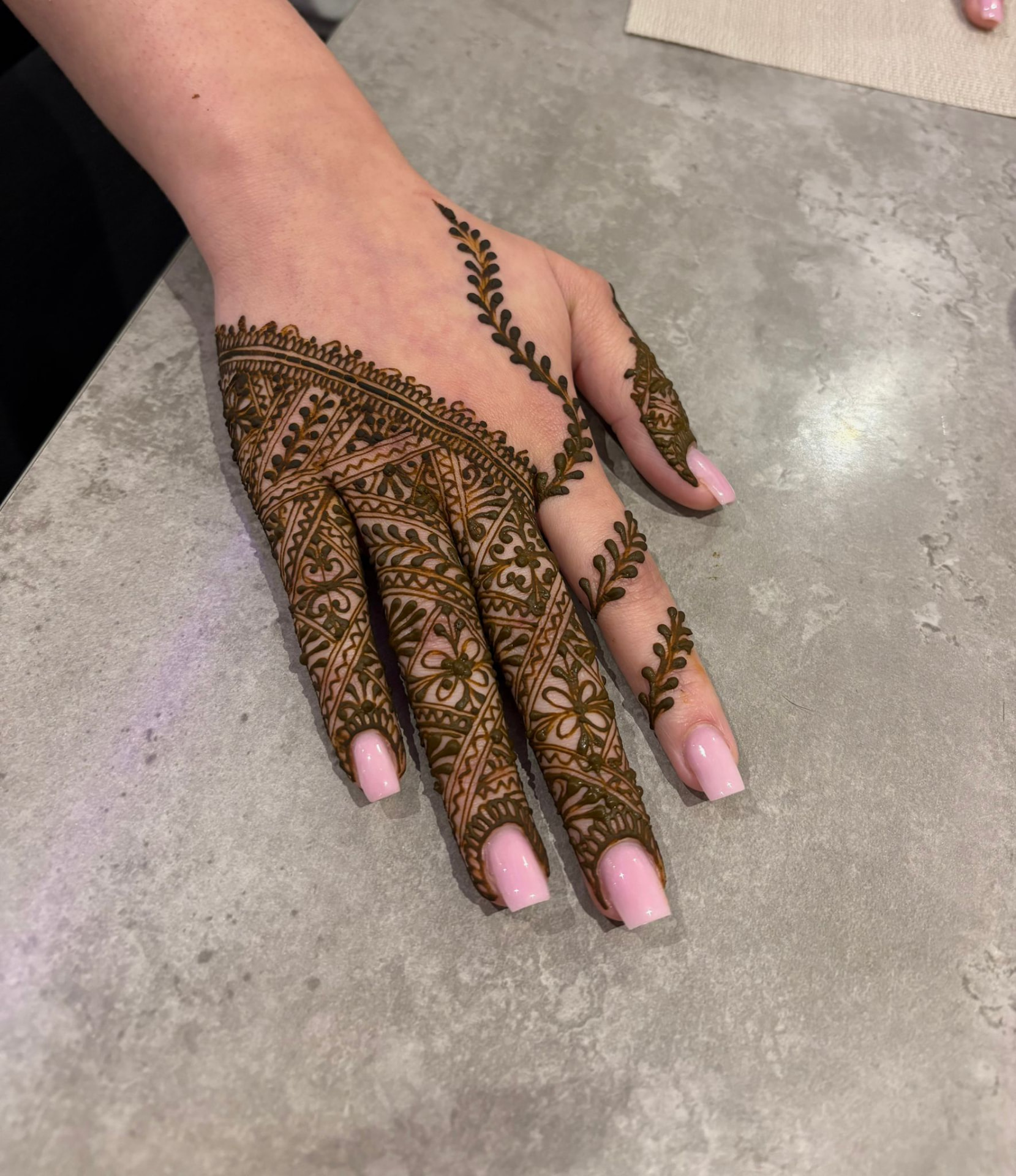 Fessi-stijl henna op de handrug met fijne vingerdetails